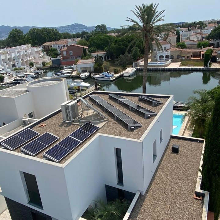Instalación solar fotovoltaica para autoconsumo en Empuriabrava