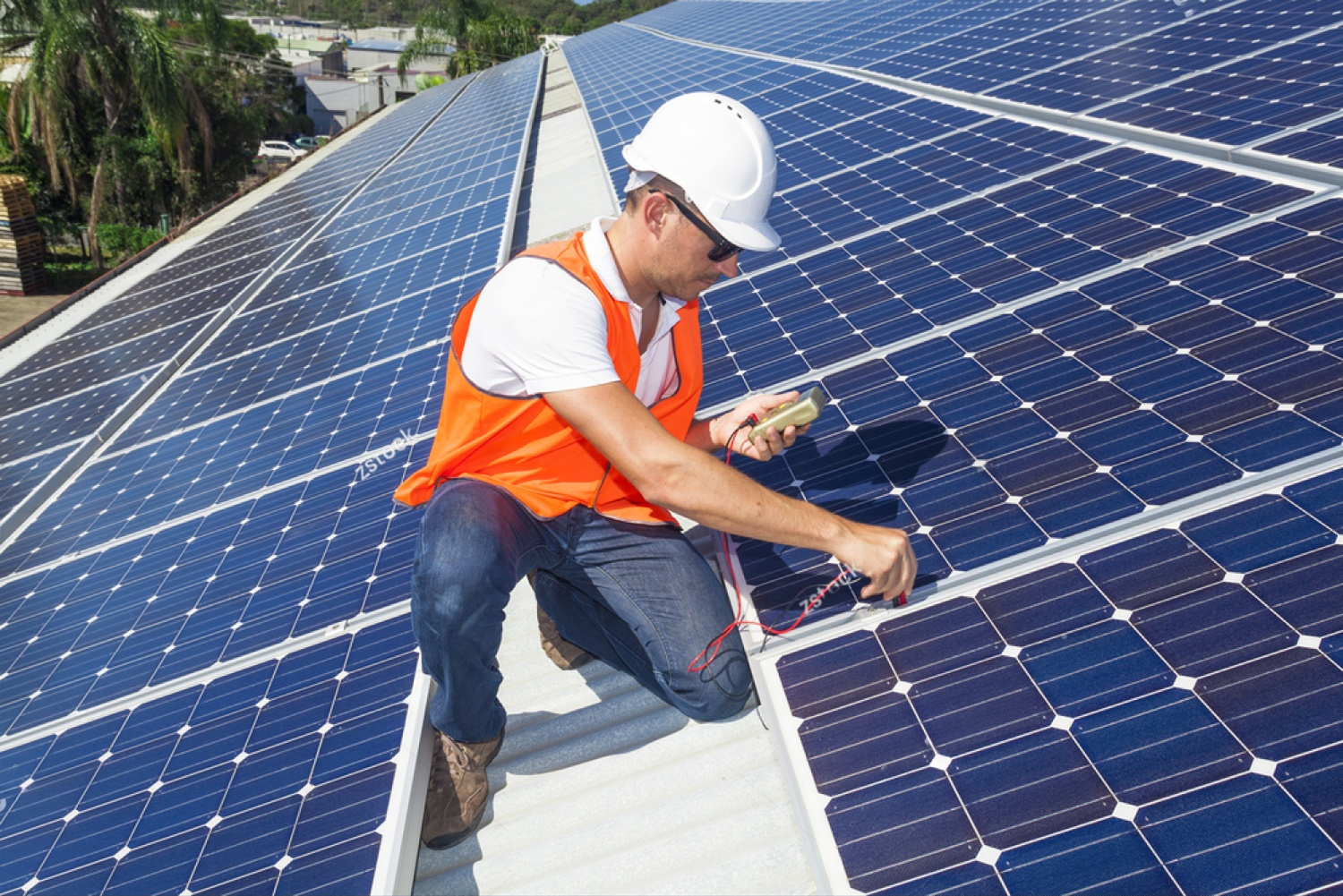 Técnico revisando paneles solares